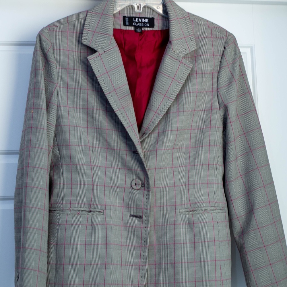 Gray and Red Blazer with Notched Lapels and Tailored Cut
